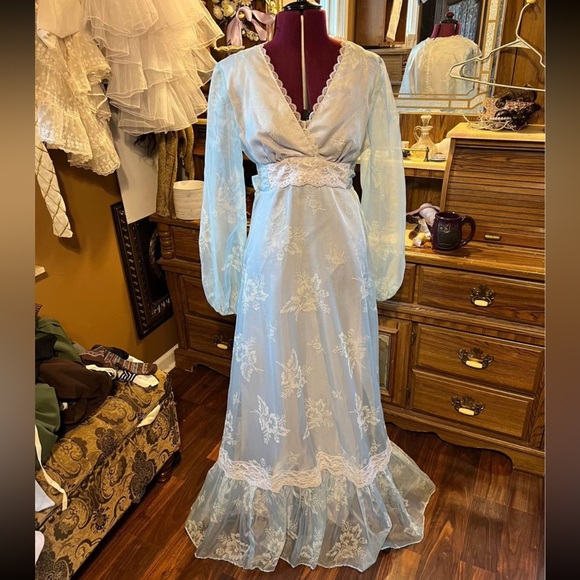 Dresses & Skirts - Vintage delicate light blue dress